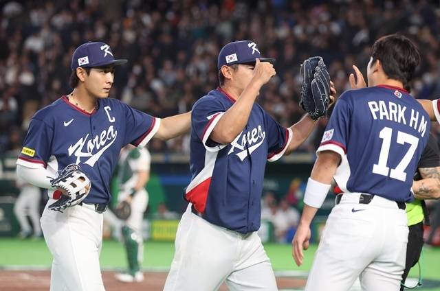 9일 일본 도쿄돔에서 열린 2026 월드베이스볼클래식(WBC) C조 조별리그 최종전 대한민국과 호주의 경기. 3회말 무실점 호투를 보인 한국 노경은이 동료들과 자축하고 있다. 사진=연합뉴스