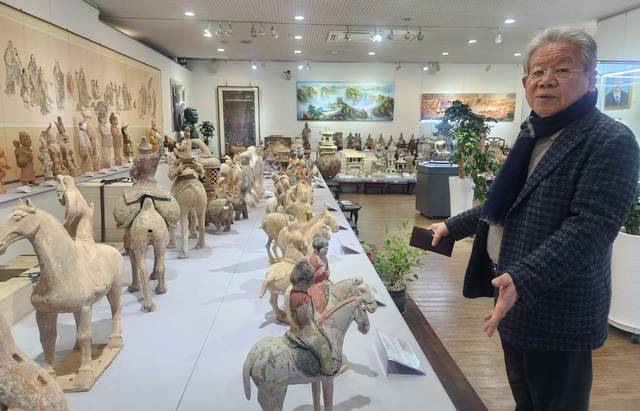 김종춘 다보성갤러리 회장이 오는 31일까지 전시하는 말 관련 유물들에 대해 설명하고 있다. 장재선 전임기자