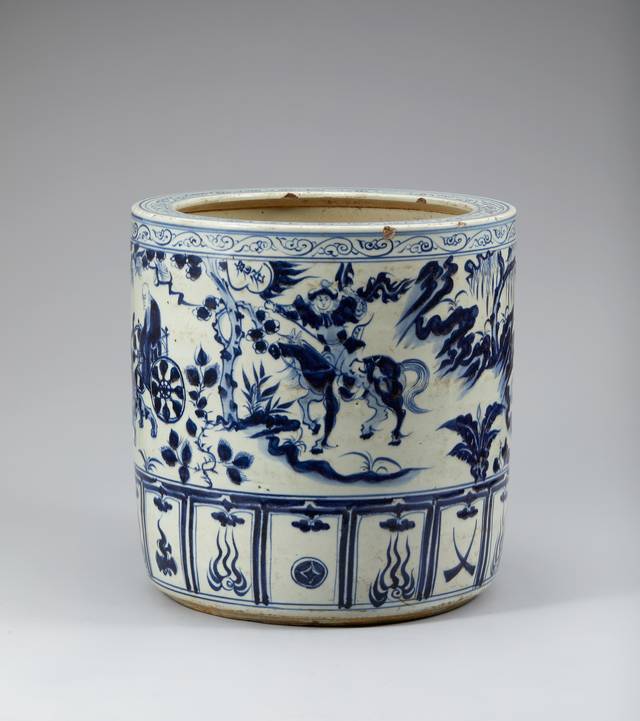 원나라 때의 청화백자 ‘귀곡자 하산문 지통(纸筒)’. 황실에서 두루마리 종이 등을 보관할 때 사용한 것으로 추정된다. 전국시대의 사상가 귀곡자(鬼谷子)가 포로를 석방하기 위해 산에서 내려오는 장면이 그려졌다.