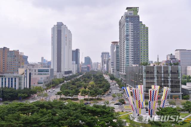 【광주=뉴시스】송창헌 기자 = 광주 상무지구 시청 앞 미관광장 전경. 2018.08.07 (사진=광주시 제공) photo@newsis.com
