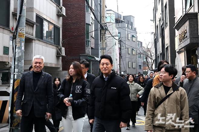 오세훈 서울시장이 9일 전·월세 청년 주거난 관련해 서울 동대문구 휘경동 1인가구 밀집지역을 둘러보고 있다. 박종민 기자