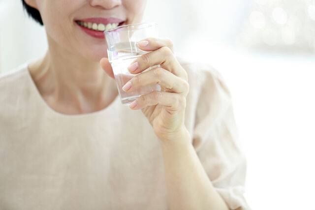 전문가들은 개인의 목적과 신체 상황에 맞춰 차갑거나 따뜻한 물을 마실 것을 권장한다. 클립아트코리아