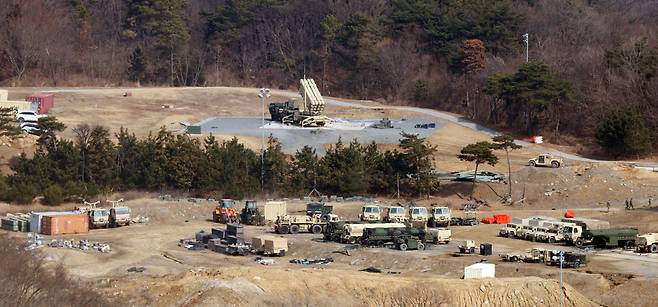 10일 미국 국방부가 한국에 배치한 사드(THAAD·고고도 미사일 방어체계) 중 일부를 중동 지역으로 이동시키고 있다는 보도가 나온 가운데 지난 5일 경북 성주군의 미군 사드 기지에서 발사대가 하늘을 향하고 있다. 연합