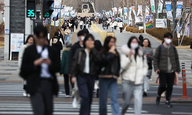 서울의 한 대학 교문 주변이 등교한 학생들로 붐비고 있다. 연합뉴스