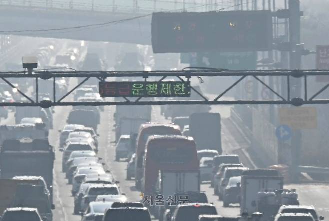 미세먼지 비상저감조치가 시행된 지난해 3월 11일 서울 강변북로 가양대교 인근에 노후 경유차 운행 제한 안내문이 나오고 있다. 도준석 전문기자