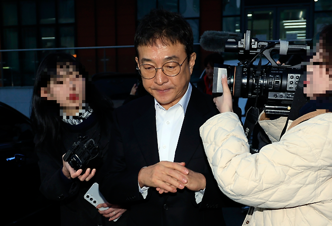 경찰 조사 받고 귀가하는 이재룡 - 음주운전을 시인한 배우 이재룡이 10일 오후 서울 강남경찰서 교통조사계에서 피의자 신분으로 조사를 받고 나와 차량으로 이동하고 있다. 이씨는 지난 6일 오후 11시쯤 서울 지하철 9호선 삼성중앙역 인근에서 차량을 몰다 중앙분리대를 들이받고 도주한 혐의를 받는다. 2026.3.10 뉴스1