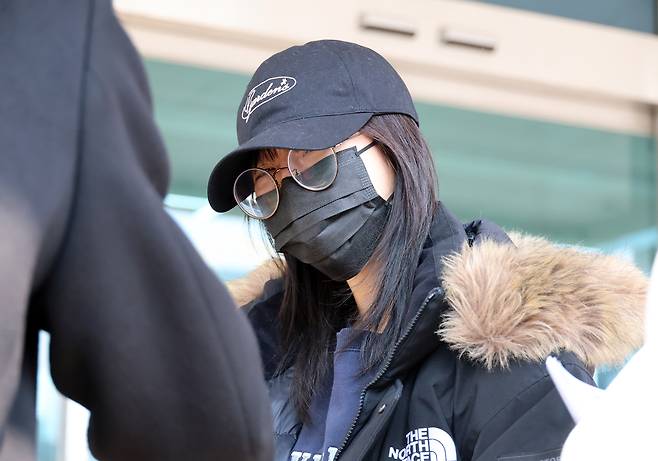 먹방 유튜버 쯔양(본명 박정원)이 10일 대전 서구 대전둔산경찰서에 피고소인 신분으로 조사를 받기 위해 들어가며 발언하고 있다. 연합뉴스