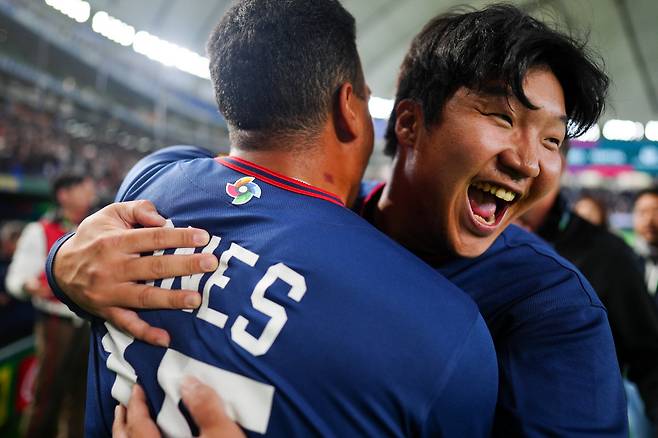 문보경(오른쪽)이 지난 9일 일본 도쿄돔에서 열린 월드베이스볼클래식(WBC) 조별 라운드 C조 호주와 최종전에서 승리한 뒤 팀 동료 저마이 존스를 껴안고 기뻐하고 있다. 왼쪽 아래는 8강 진출에 기뻐하는 한국대표팀 선수들. 게티이미지코리아·연합뉴스