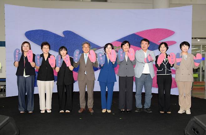 강기정 광주시장이 3일 오후 시청 시민홀에서 열린 양성평등주간 기념행사에 참석해 참석자들과 함께 양성평등 장갑 퍼포먼스를 하고 있다. /광주시 제공