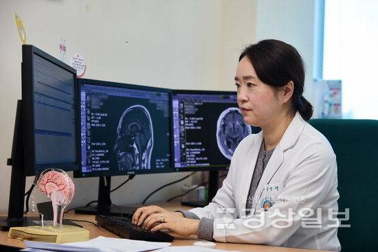 ▲ 김선영 울산대학교병원 신경과 교수는 "'다발성 경화증'은 더 이상 '치료할 수 없는 병'이 아니다"라며 조기 진단과 꾸준한 치료, 올바른 생활 관리의 중요성을 강조한다.