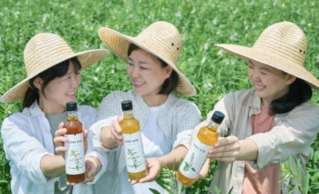 ‘농부창고’ 황영숙 대표와 두 자매. /예천군 제공