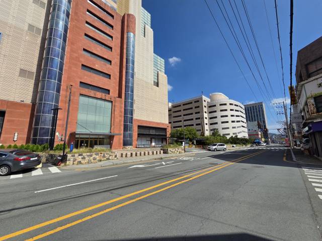 문을 닫은 롯데백화점 마산점 정문 앞 도로에 행인 한 명 없는 모습. 강대한 기자