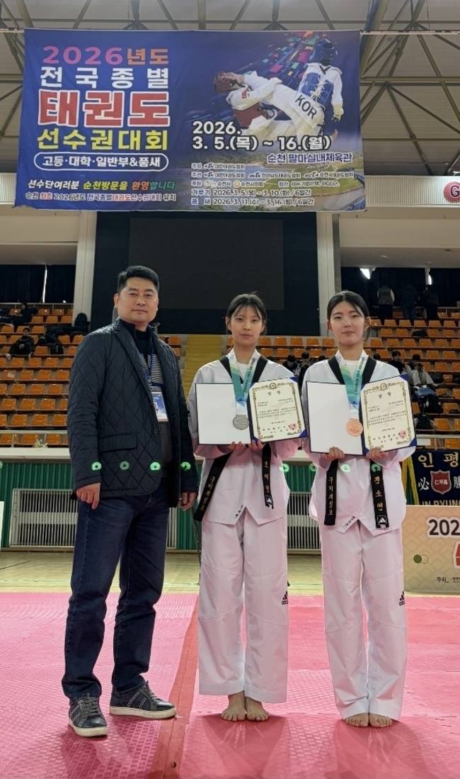▲ 전국종별선수구너대회에서 동메달을 획득한 구미제일고 태권도부 전소연선수(오른쪽부터), 은메달을 획득한 오예빈선수, 정학철 감독이 기념촬영 하고있다. 구미제일고 태권도부제공