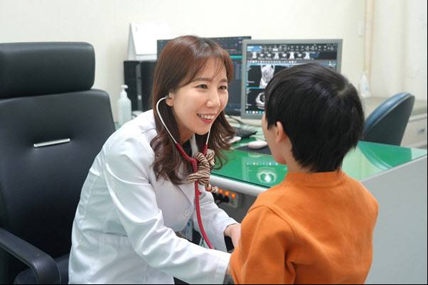 분당제생병원 소아청소년과 김아리 과장이 어린이 진료를 보고 있다.
