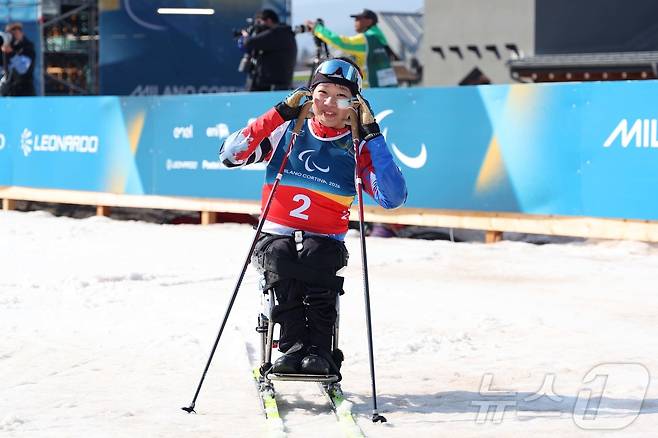 김윤지가 10일(현지시간) 이탈리아 테세로 크로스컨트리 스타디움에서 열린 2026 밀라노·코르티나 동계 패럴림픽 크로스컨트리 스키 여자 스프린트 좌식 결선에서 완주 후 기뻐하고 있다. (대한장애인체육회 제공. 재판매 및 DB금지) 2026.3.11 ⓒ 뉴스1