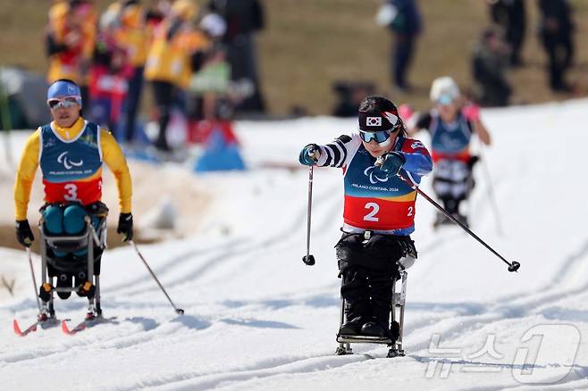 김윤지가 10일(현지시간) 이탈리아 테세로 크로스컨트리 스타디움에서 열린 2026 밀라노·코르티나 동계 패럴림픽 크로스컨트리 스키 여자 스프린트 좌식 결선에서 역주하고 있다. (대한장애인체육회 제공. 재판매 및 DB금지) 2026.3.11 ⓒ 뉴스1