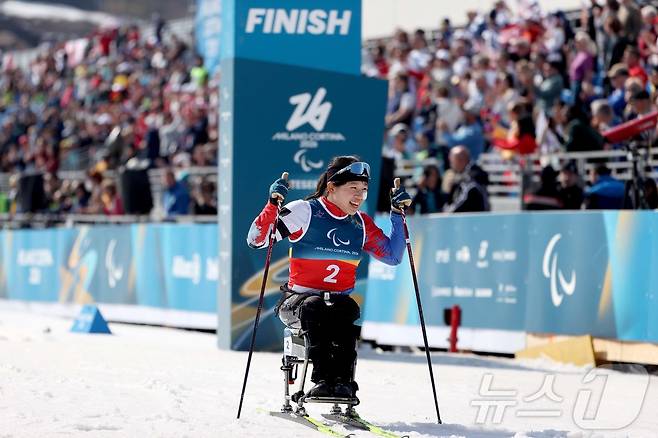 김윤지가 10일(현지시간) 이탈리아 테세로 크로스컨트리 스타디움에서 열린 2026 밀라노·코르티나 동계 패럴림픽 크로스컨트리 스키 여자 스프린트 좌식 결선에서 완주 후 기뻐하고 있다. (대한장애인체육회 제공. 재판매 및 DB금지) 2026.3.11 ⓒ 뉴스1