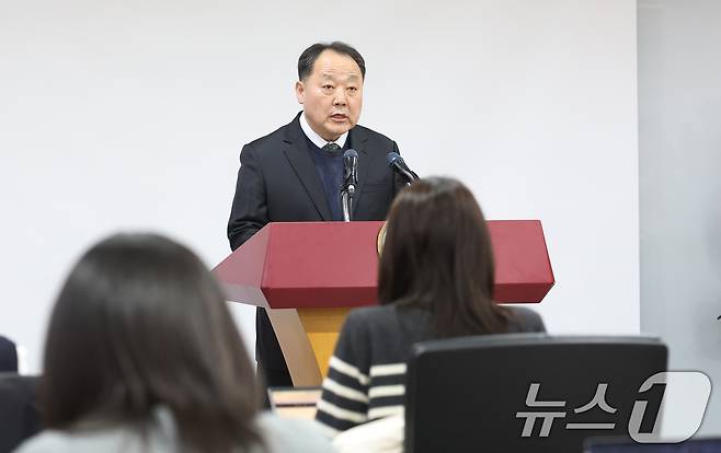 손인혁 헌법재판소 사무처장이 10일 오후 서울 종로구 헌법재판소 별관 브리핑룸에서 열린 재판소원 관련 기자간담회에서 인사말을 하고 있다. 헌법재판소는 소송 당사자의 기본권을 침해한 법원의 확정판결을 헌법재판소가 취소할 수 있는 재판소원 제도 시행을 이번주 앞두고 실무 작업 준비에 박차를 가하고 있다. 2026.3.10 ⓒ 뉴스1 오대일 기자