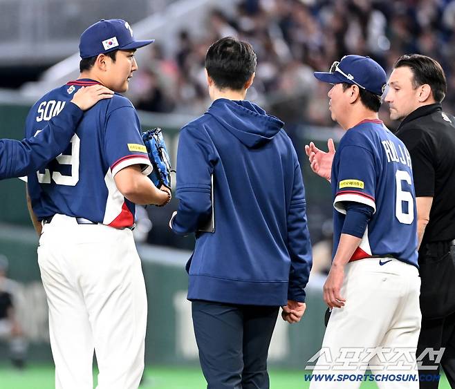 9일 일본 도쿄돔에서 열린 WBC(월드베이스볼클래식) 한국과 호주의 경기, 2회말 투구를 앞둔 손주영이 몸의 이상을 호소하자 류지현 감독이 상태를 점검하고 있다. 손주영은 노경은과 교체됐다. 도쿄(일본)=허상욱 기자wook@sportschosun.com/2026.03.09/