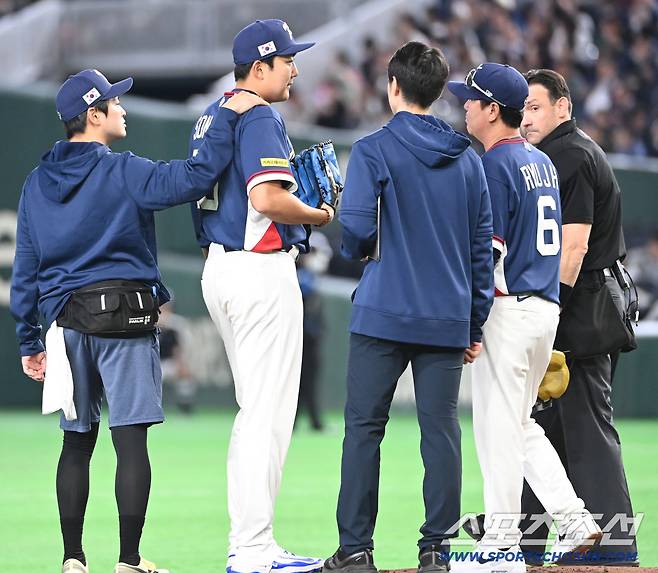 9일 일본 도쿄돔에서 열린 WBC(월드베이스볼클래식) 한국과 호주의 경기, 2회말 투구를 앞둔 손주영이 몸의 이상을 호소하자 류지현 감독이 상태를 점검하고 있다. 손주영은 노경은과 교체됐다. 도쿄(일본)=허상욱 기자wook@sportschosun.com/2026.03.09/