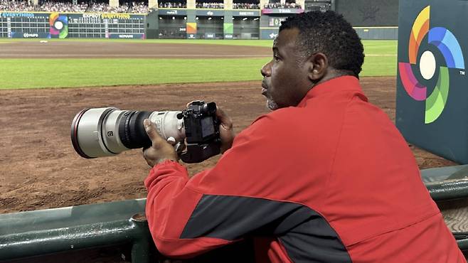 켄 그리피 주니어가 WBC 공식 사진기자 자격으로 카메라를 들고 그라운드를 담고 있다. 사진=MLB.com