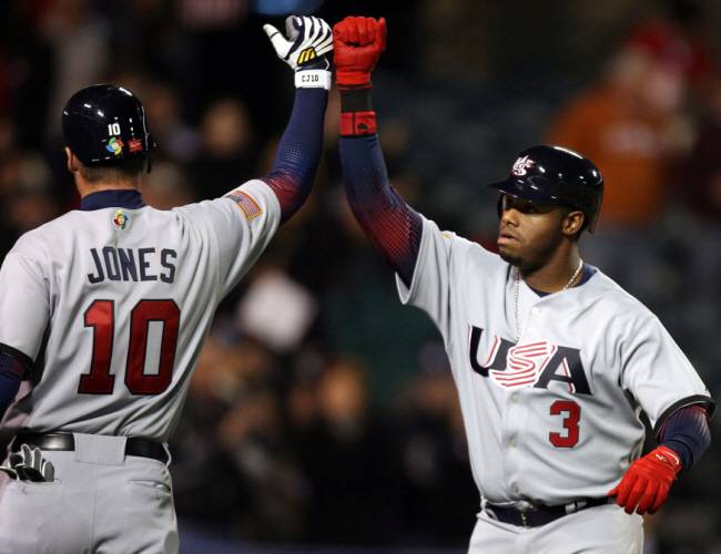 켄 그리피 주니어가 2006년 3월 14일(한국시각) 에인절스타디움에서 열린 WBC 2라운드 한국전에서 3회 홈런을 치고 들어와 치퍼 존스와 하이파이브를 하고 있다. 로이터연합뉴스