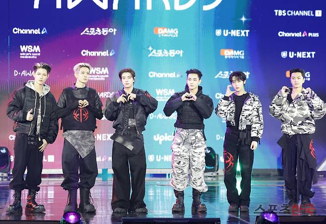 제 2회 디 어워즈(D Awards) 레드카펫 행사에 참석한 엔하이픈(ENHYPEN). 2026.2.11 ⓒ이혜영 기자 lhy@hankooki.com