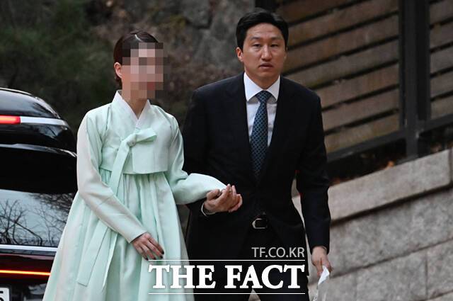 고 정주영 현대그룹 명예회장의 22주기를 맞아 범현대가(家)가 20일 오후 서울 종로구 정 명예회장의 옛 청운동 자택에 모인 가운데 정기선 HD사장과 부인 정현선 씨가 발길을 옮기고 있다. /박헌우 기자