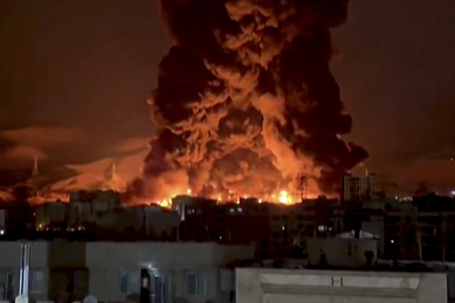 8일(현지시간) 이란 수도 테헤란의 한 석유 저장시설에서 화재가 발생한 모습. 연합뉴스, AFP