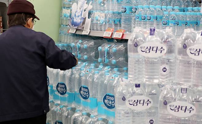 서울 시내 한 대형마트에 진열된 생수. /뉴스1