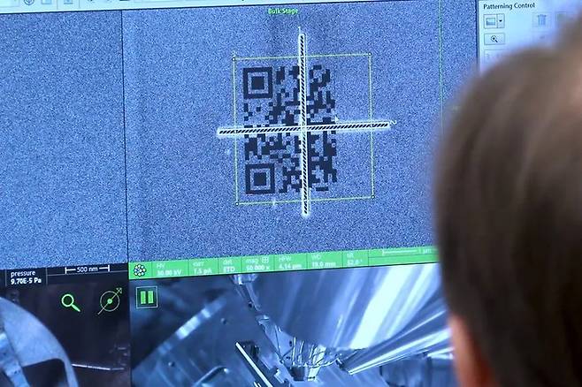 전 세계에서 가장 작은 QR 코드. 사진=오스트리아 빈 공과대학교(TU Wien)