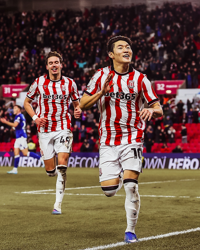 스토크 배준호(오른쪽)가 11일 베트365 스타디움에서 열린 입스위치 타운과의 2025~26 EFL 챔피언십 37라운드 홈경기서 추가 골을 터뜨리고 환호하고 있다. 사진=스토크 SNS
