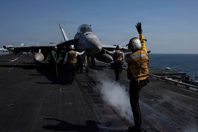 지난 7일, 미 해군 니미츠급 항공모함 USS 에이브러햄 링컨에서 EA-18G 전투기가 출격을 준비하고 있다. 로이터=연합뉴스