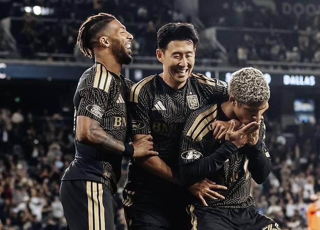 드니 부앙가(왼쪽)의 동점 골을 도운 손흥민(가운데). 사진 LAFC SNS