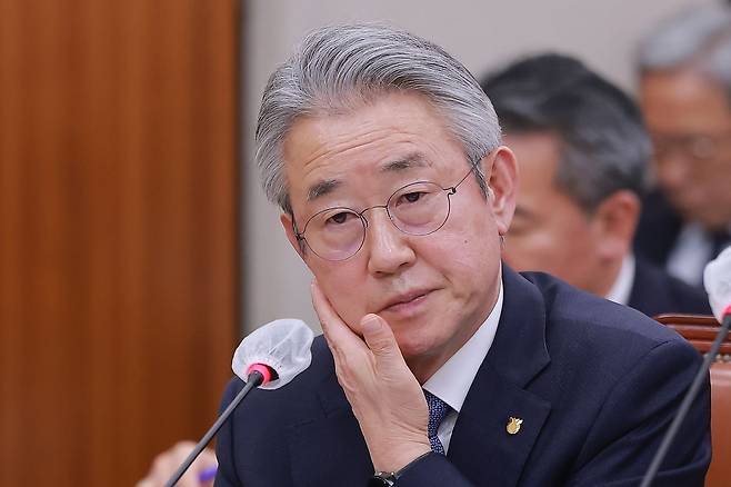 강호동 농협중앙회장이 11일 국회에서 열린 농림축산식품해양수산위원회 전체회의에 참석해 얼굴을 만지고 있다. 연합뉴스