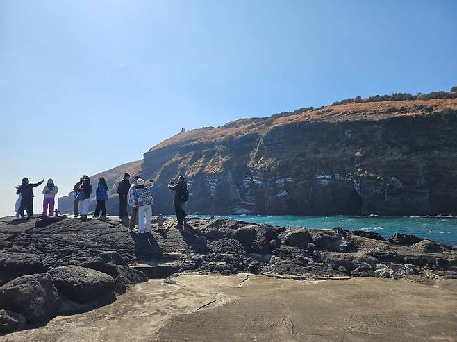 제주시 우도 홍조단괴 해변을 찾은 관광객이 바다 정취를 즐기고 있다. /사진=연합뉴스