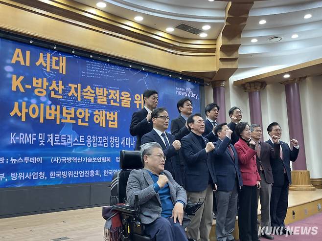 11일 오후 국회의원회관에서 열린 ‘AI 시대 K-방산 지속발전을 위한 사이버 보안 해법’ 세미나에서 참석자들이 기념 촬영을 하고 있다. 이수민 기자