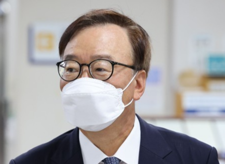 문재인 정부 시절 한미정상 통화 유출 혐의를 받는 자유한국당 강효상 전 의원이 지난 2022년 9월 20일 오전 서울 서초구 중앙지방법원에서 열린 1심 선고 공판에 출석하고 있다. 연합뉴스