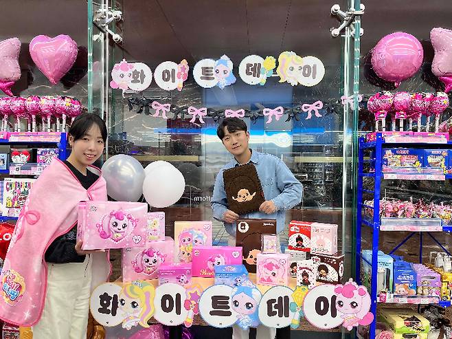 GS25는 1020세대부터 '어른이'까지 두루 인기가 높은 캐치! 티니핑을 비롯해 몬치치, 몽모 등 다양한 캐릭터를 활용한 차별화 세트 상품을 선보였다. GS25 제공