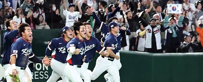 대한민국 야구대표팀 선수들이 9일 일본 도쿄 돔에서 열린 2026 월드베이스볼클래식(WBC) C조 조별리그 최종전 호주와의 경기르 승리하고 그라운드에 뛰쳐나와 기쁨을 만끽하고 있다. 2026.3.9 도쿄 연합뉴스
