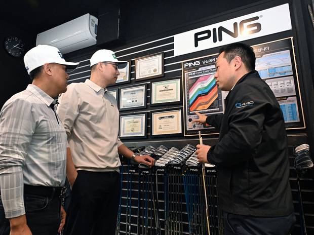 조승진(오른쪽) 차장이 라이 각도에 대해 설명해 주고 있다.