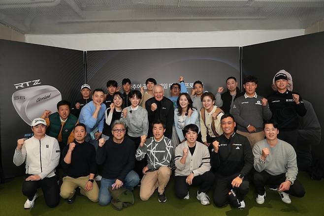 ‘웨지 거장’ 로저 클리브랜드가 ‘2026 클리브랜드골프 스핀스쿨’에서 참가자들과 함께 기념 촬영을 하고 있다. 사진제공 | 던롭스포츠코리아