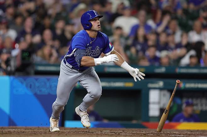 이탈리아 단테 노리가 11일 WBC 미국전에서 희생플라이를 날리고 있다. AFP연합뉴스