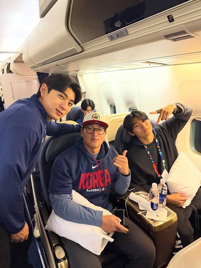 ▲ 왼쪽부터 한국 야구 대표팀 이정후, 안현민, 김도영. 일본 도쿄에서 미국 마이애미로 직항하는 전세기에 탑승해 기념 촬영에 임했다. 류지현 감독이 이끄는 대표팀은 2026 월드베이스볼클래식 1라운드 C조에서 2승2패를 기록, 조2위로 극적인 17년 만의 8강 진출을 이뤄냈다. 8강전은 마이애미에서 열린다. ⓒKBO 공식 SNS