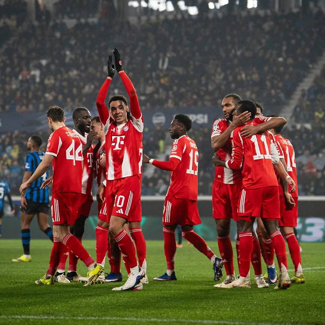 바이에른 뮌헨 선수들이 11일(한국시간) 이탈리아 베르가모의 스타디오 디 베르가모에서 열린 2025~2026시즌 유럽축구연맹(UEFA) 챔피언스리그 16강 1차전에서 득점 후 세리머니하고 있다. /사진=바이에른 뮌헨 공식 사회관계망서비스(SNS)