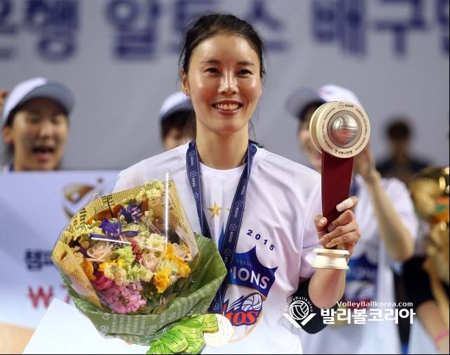 【사진=발리볼코리아(화성) 김경수 기자】2014-2015 V리그 여자부 챔피언결정전에서 IBK기업은행 김사니가 최우수선수로 선정 된 후 기념촬영을 있다.(2015.03.31.-자료사진).