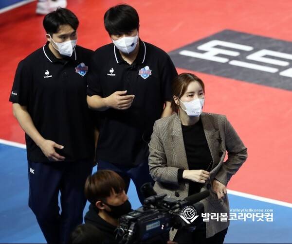 【발리볼코리아닷컴(화성)=김경수 기자】 27일(토) 경기도 화성시 향남면 화성경기종합타운 실내체육관에서 열린 프로배구 도드람 2021-2022 V리그 2라운드 여자부 IBK기업은행 vs GS칼텍스 화성경기가 끝나고 IBK기업은행 김사니감독대행이 GS칼텍스 차상현감독에게 악수를 거부 당한 채 상대 벤치를 바라보고 있다. 2021.11.27.