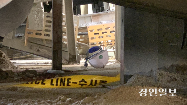 11일 이천시 호법면의 한 자갈·모래 제조 공장에 경찰 통제선이 설치된 가운데 컨베이어벨트 설비 아래 안전모가 놓여 있다. 이곳에서는 전날 베트남 국적의 20대 노동자가 설비 점검에 나섰다가 컨베이어벨트에 끼여 숨졌다. 2026.3.11 /유혜연기자 pi@kyeongin.con
