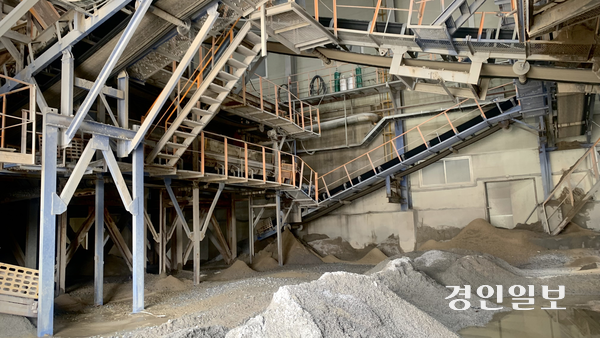 11일 이천시 호법면의 한 자갈·모래 제조 공장 내부 모습. 사고가 발생한 해당 공장동 내부는 컨베이어벨트와 분쇄 설비 등 대형 장비로 대부분 채워져 있으며 작업자들은 위쪽 철제 통로를 오가며 설비를 관리하는 것으로 알려졌다. 2026.3.11 /유혜연기자 pi@kyeongin.com