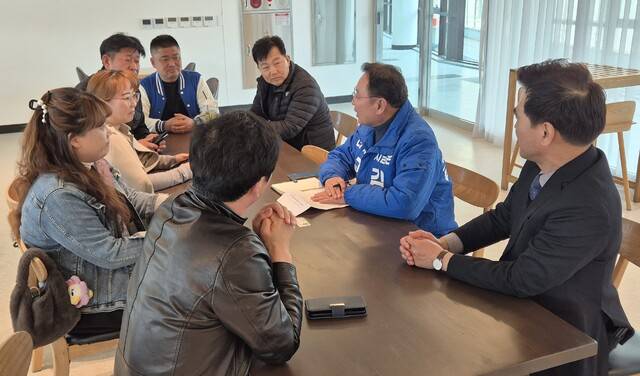 ▲ 주민간담회를 이어가는 김영춘 예비후보